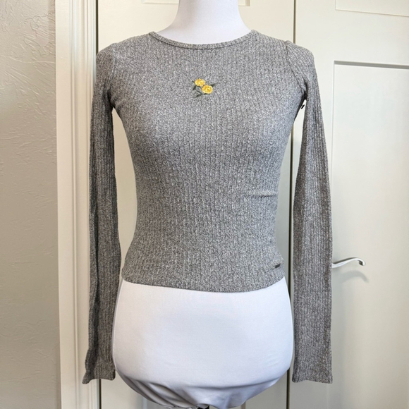 Hollister baby tee gray ribbed long sleeve top with yellow flower size XXS - Picture 2 of 7